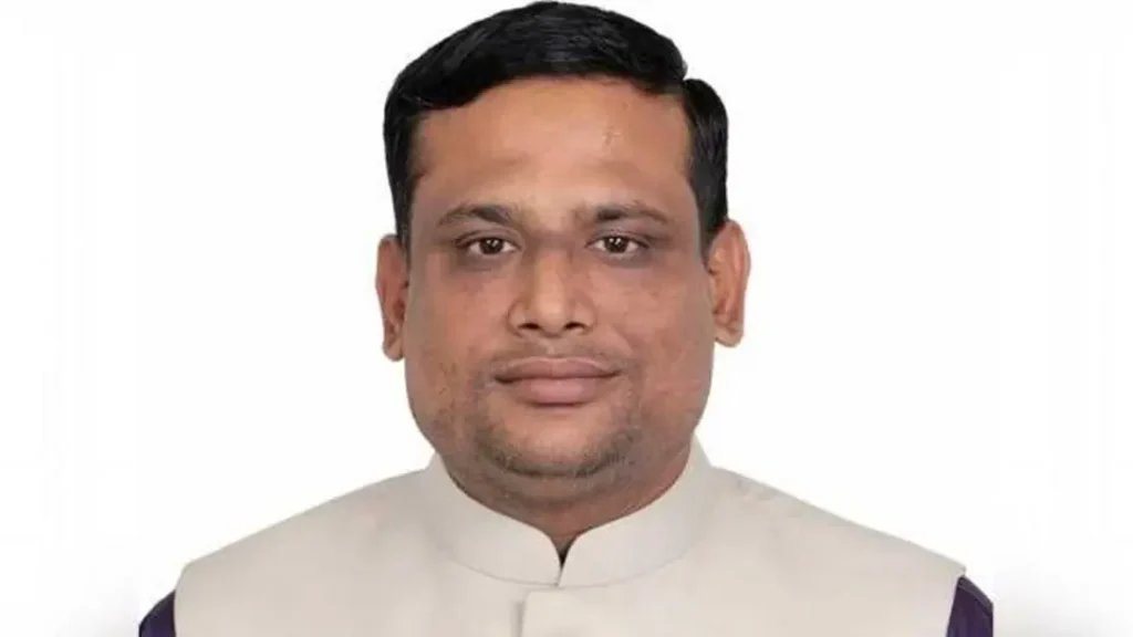 সুইজারল্যান্ড যাওয়ার পথে বিমানবন্দরে ইউপি চেয়ারম্যান আটক