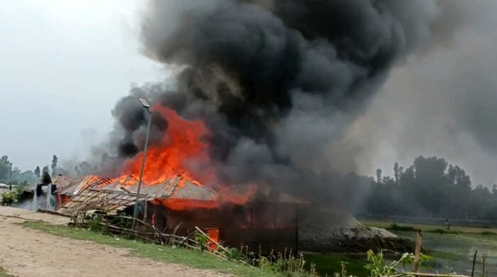 গাইবান্ধায় ৬ বছরের শিশুকে ধর্ষণচেষ্টার অভিযোগে রেস্টুরেন্টে আগুন