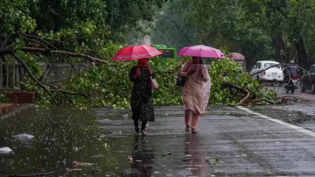 সন্ধ্যার মধ্যে দেশের ১২ অঞ্চলে ঝড়ের আভাস