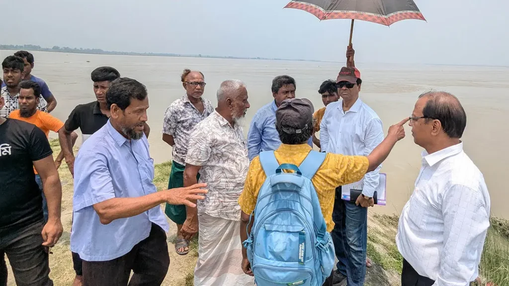 তিস্তা সেতু রক্ষা বাঁধের ভাঙন পরিদর্শনে এলজিইডির প্রতিনিধি দল