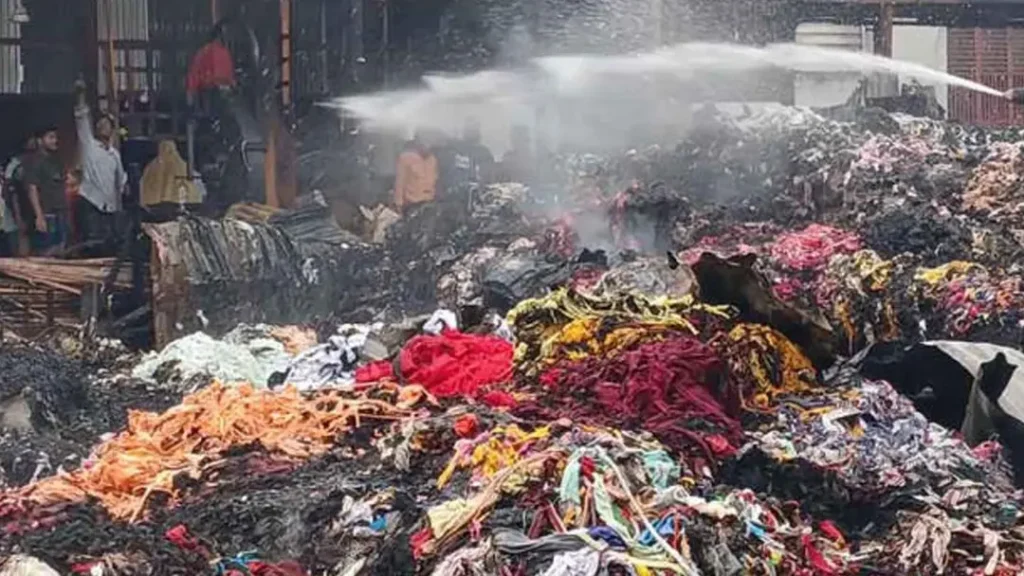 নারায়ণগঞ্জে ঝুটের গোডাউনে আগুন